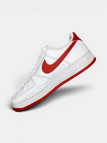 Nike Air Force 1 Low White/Dragon Red — buty sportowe męskie w bardzo dobrym stanie rozmiar 46, wewnętrzny panel prawego buta