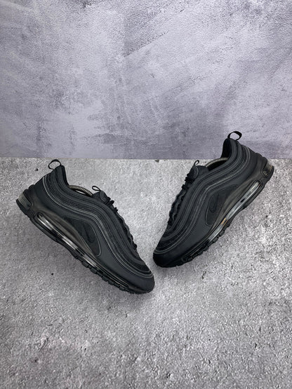 Nike Air Max 97 Triple Black AM97 Triple Black — buty sportowe męskie w bardzo dobrym stanie rozmiar 46, widok z góry na zewnętrzną stronę butów