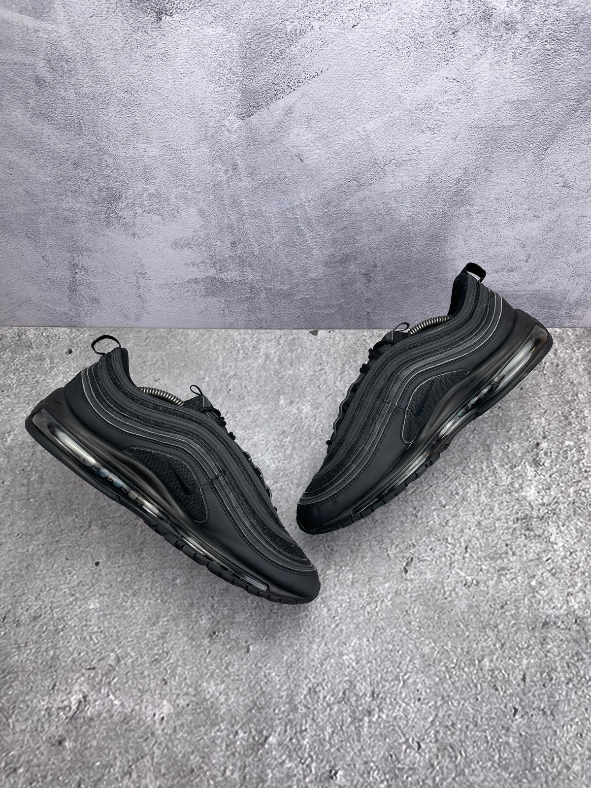Nike Air Max 97 Triple Black AM97 Triple Black — buty sportowe męskie w bardzo dobrym stanie rozmiar 46, zewnętrzny panel prawego buta