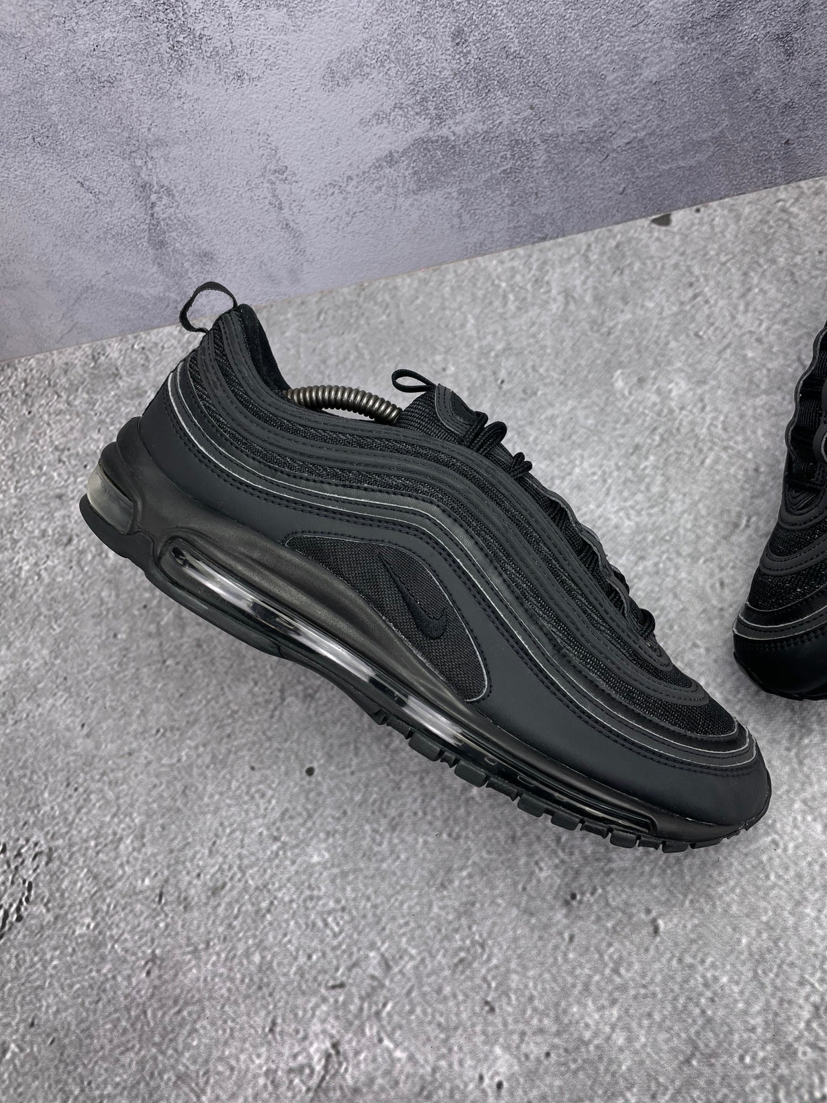 Nike Air Max 97 Triple Black AM97 Triple Black — buty sportowe męskie w bardzo dobrym stanie rozmiar 46, zewnętrzny panel lewego buta