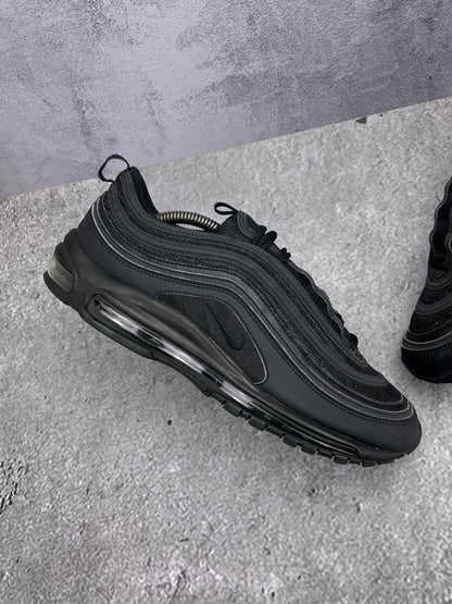 Nike Air Max 97 Triple Black AM97 Triple Black — buty sportowe męskie w bardzo dobrym stanie rozmiar 46, zewnętrzny panel lewego buta