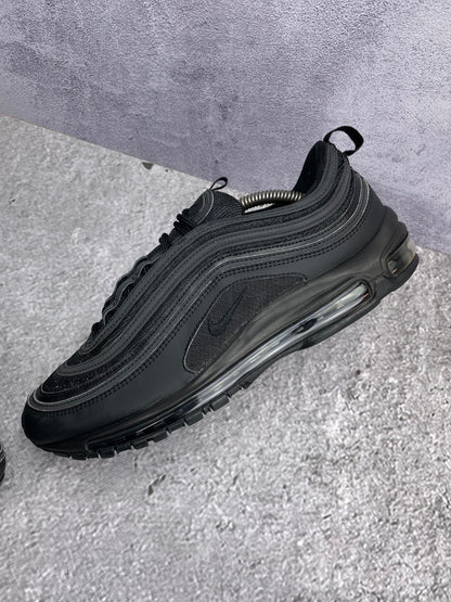 Nike Air Max 97 Triple Black AM97 Triple Black — buty sportowe męskie w bardzo dobrym stanie rozmiar 46, widok z góry na wewnętrzną stronę butów