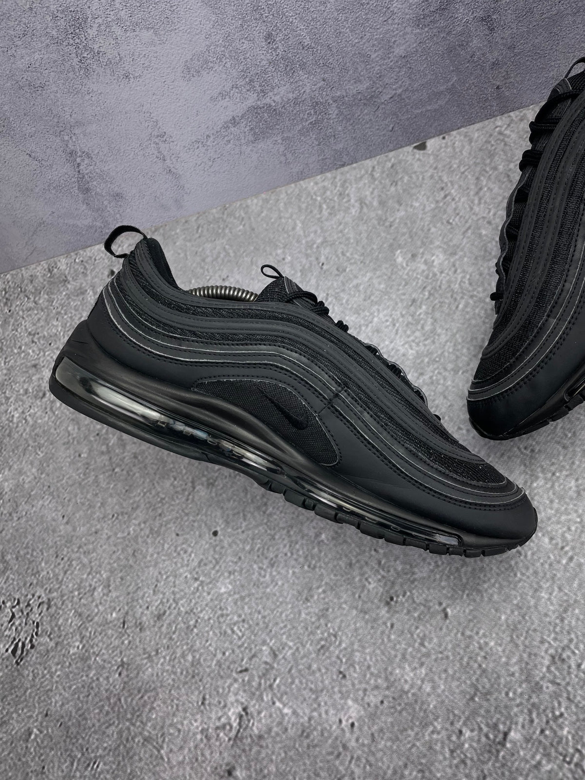 Nike Air Max 97 Triple Black AM97 Triple Black — buty sportowe męskie w bardzo dobrym stanie rozmiar 46, wewnętrzny panel lewego buta