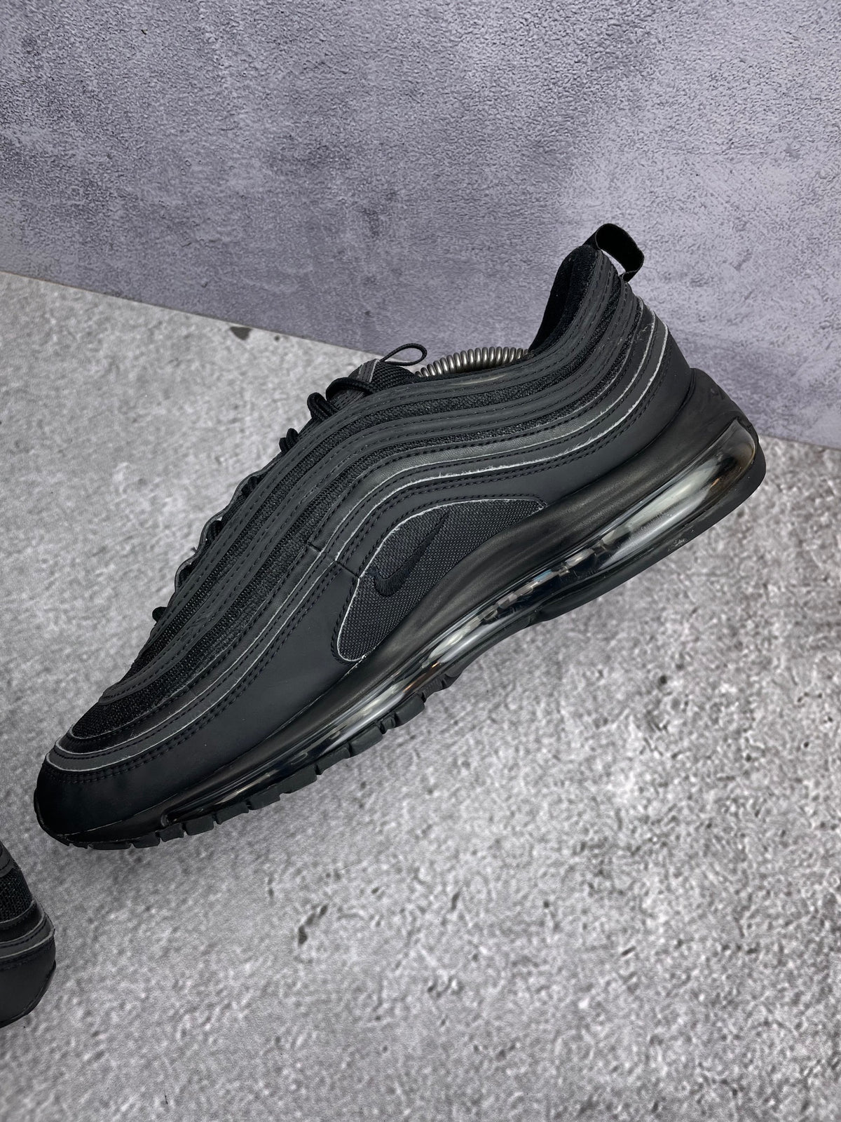 Nike Air Max 97 Triple Black AM97 Triple Black — buty sportowe męskie w bardzo dobrym stanie rozmiar 46, wewnętrzny panel prawego buta