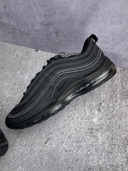 Nike Air Max 97 Triple Black AM97 Triple Black — buty sportowe męskie w bardzo dobrym stanie rozmiar 46, wewnętrzny panel prawego buta