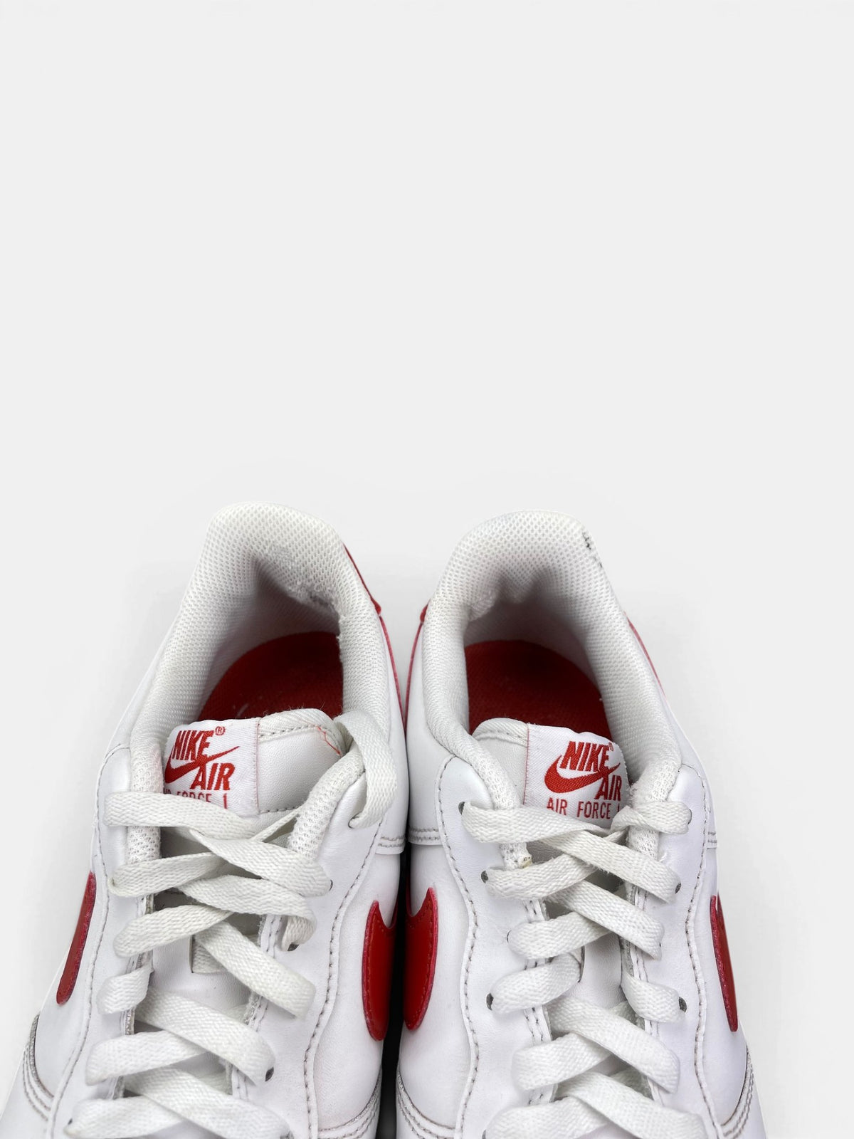 Nike Air Force 1 Low White/Dragon Red — buty sportowe męskie w bardzo dobrym stanie rozmiar 46, zapiętki butów