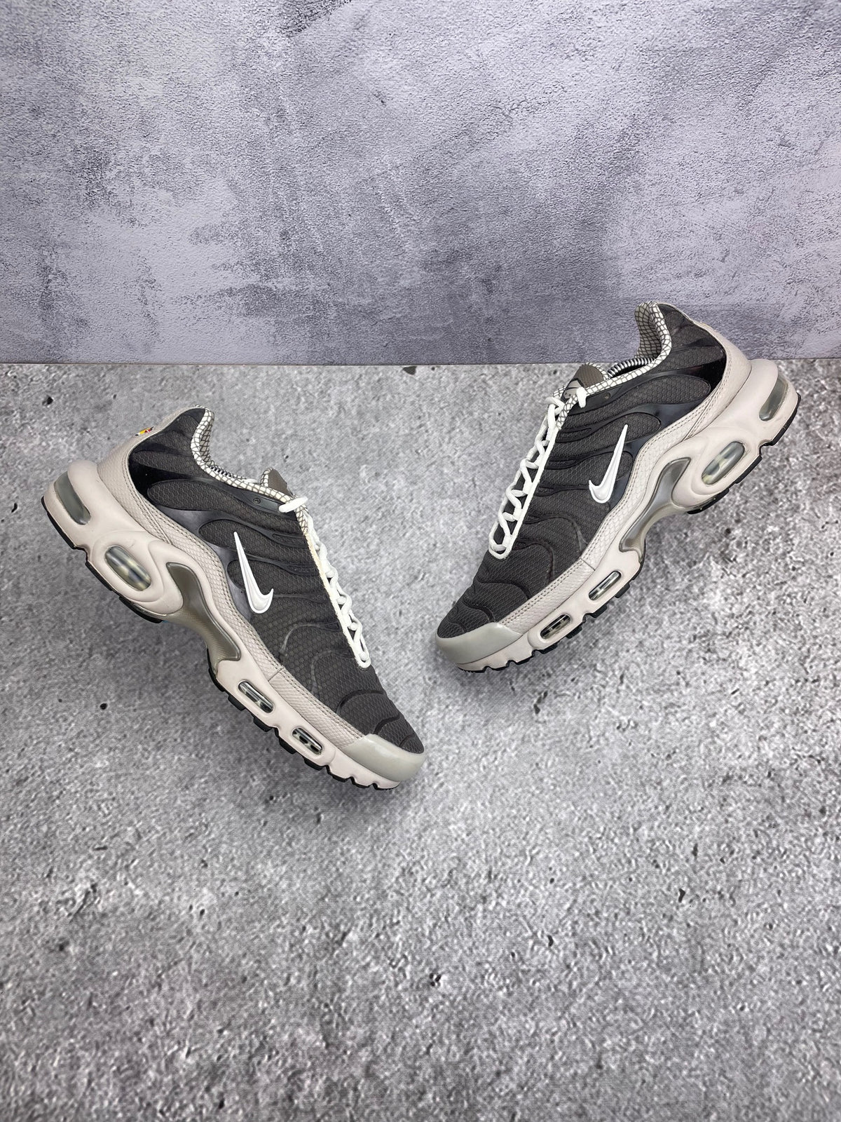Nike Air Max Plus — buty sportowe męskie w bardzo dobrym stanie rozmiar 44, widok z góry na zewnętrzną stronę butów