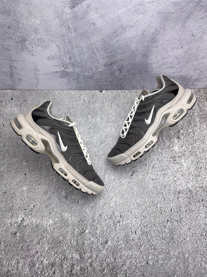 Nike Air Max Plus — buty sportowe męskie w bardzo dobrym stanie rozmiar 44, widok z góry na zewnętrzną stronę butów