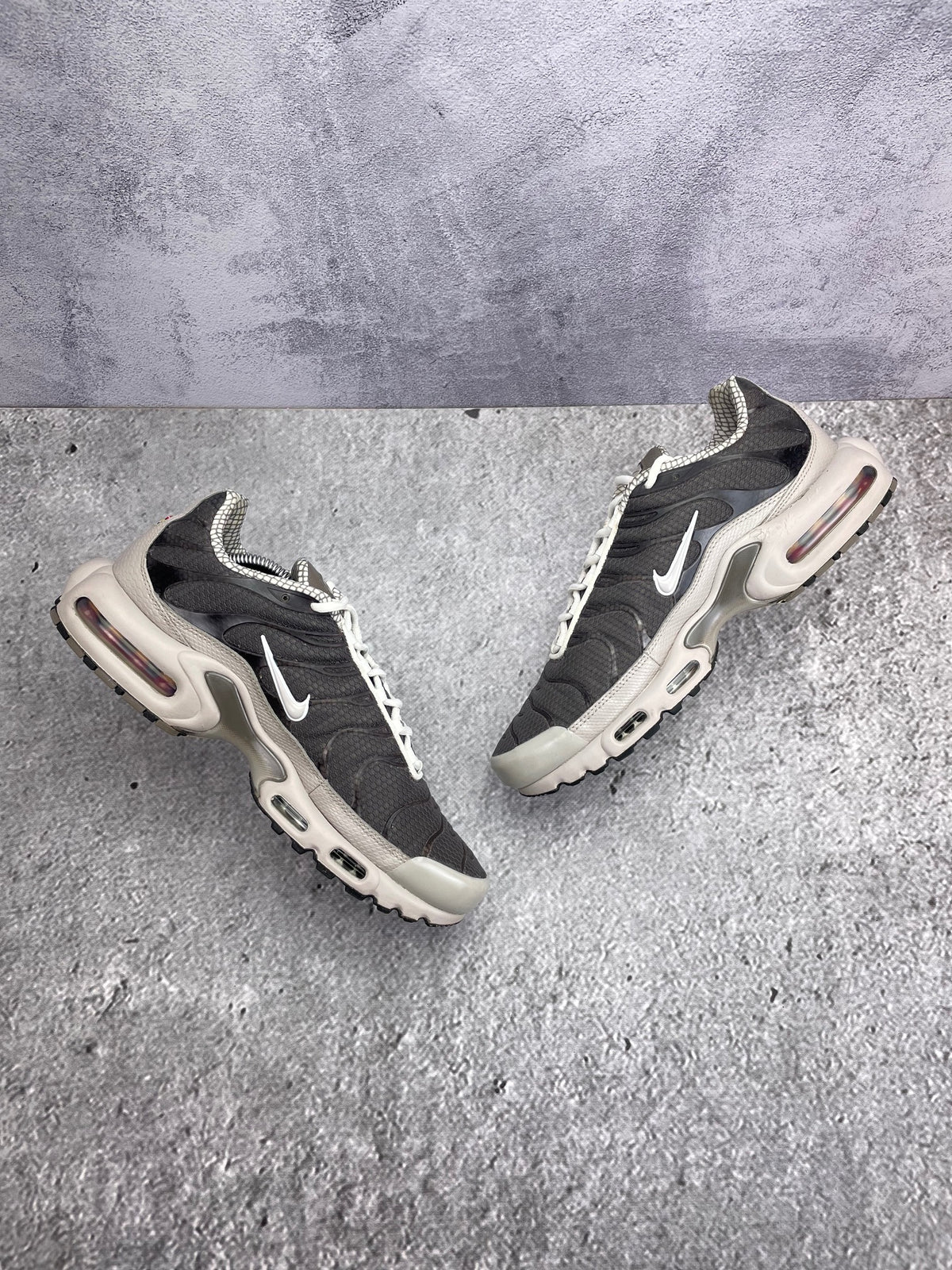 Nike Air Max Plus — buty sportowe męskie w bardzo dobrym stanie rozmiar 44, zewnętrzny panel prawego buta