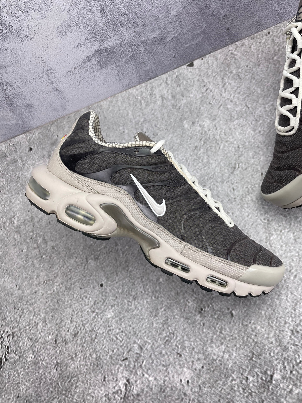 Nike Air Max Plus — buty sportowe męskie w bardzo dobrym stanie rozmiar 44, zewnętrzny panel lewego buta