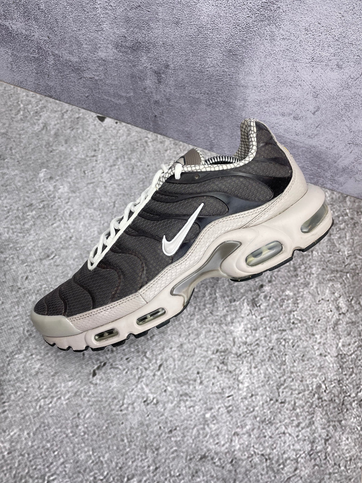 Nike Air Max Plus — buty sportowe męskie w bardzo dobrym stanie rozmiar 44, widok z góry na wewnętrzną stronę butów
