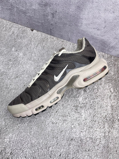 Nike Air Max Plus — buty sportowe męskie w bardzo dobrym stanie rozmiar 44, wewnętrzny panel prawego buta