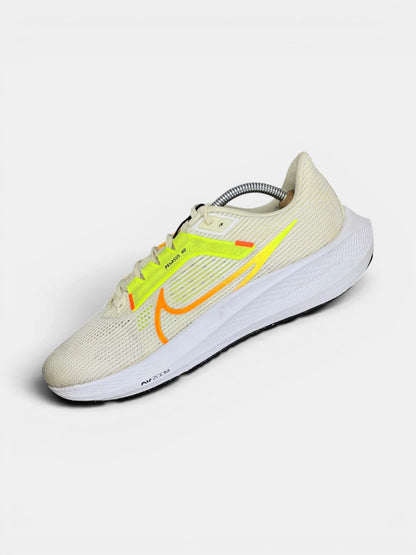 Nike Air Zoom Pegasus 40 Coconut Milk Lime — buty sportowe męskie w bardzo dobrym stanie rozmiar 44, widok z góry na wewnętrzną stronę butów