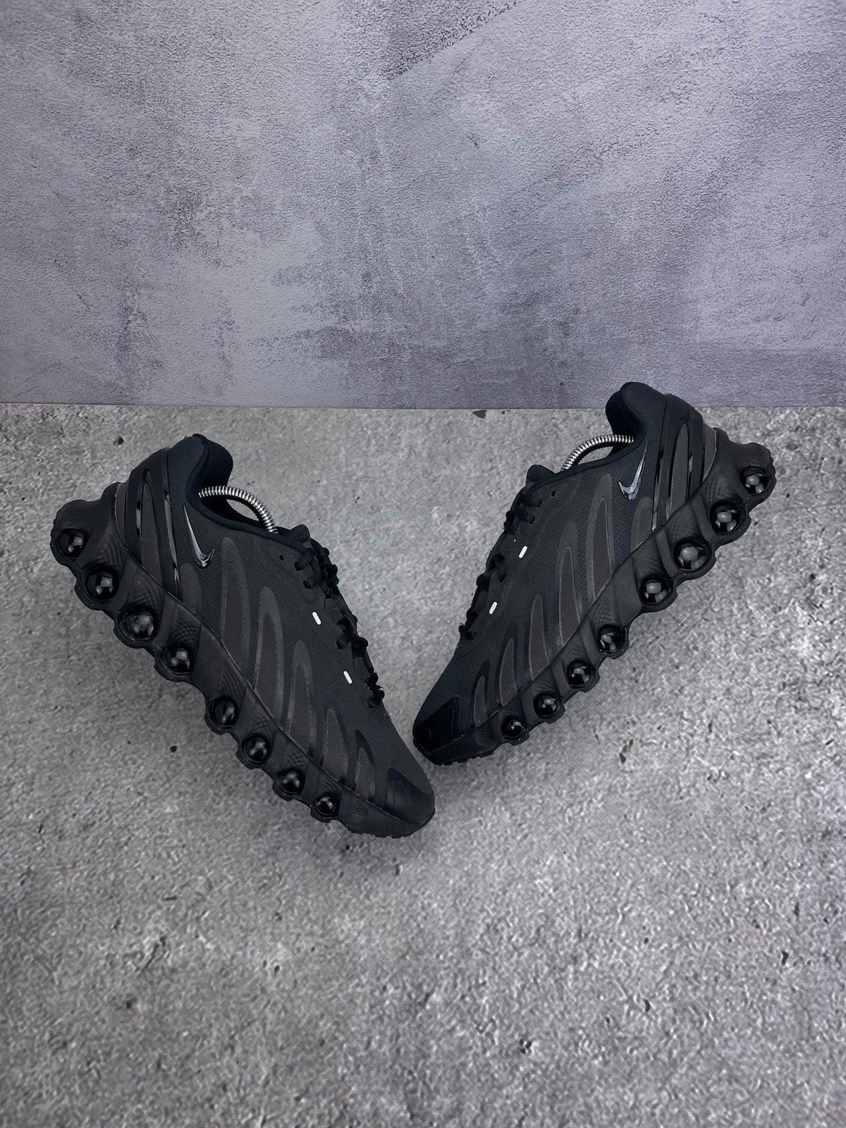 Nike Air Max Dn8 — buty sportowe męskie w bardzo dobrym stanie rozmiar 43, widok z góry na zewnętrzną stronę butów
