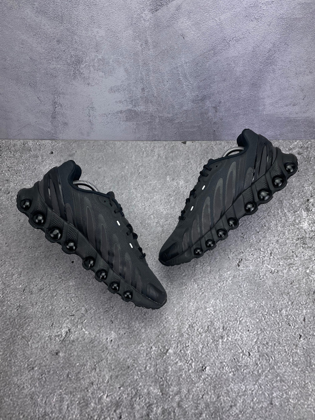 Nike Air Max Dn8 — buty sportowe męskie w bardzo dobrym stanie rozmiar 43, zewnętrzny panel prawego buta