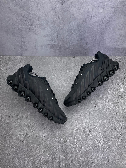 Nike Air Max Dn8 — buty sportowe męskie w bardzo dobrym stanie rozmiar 43, zewnętrzny panel prawego buta