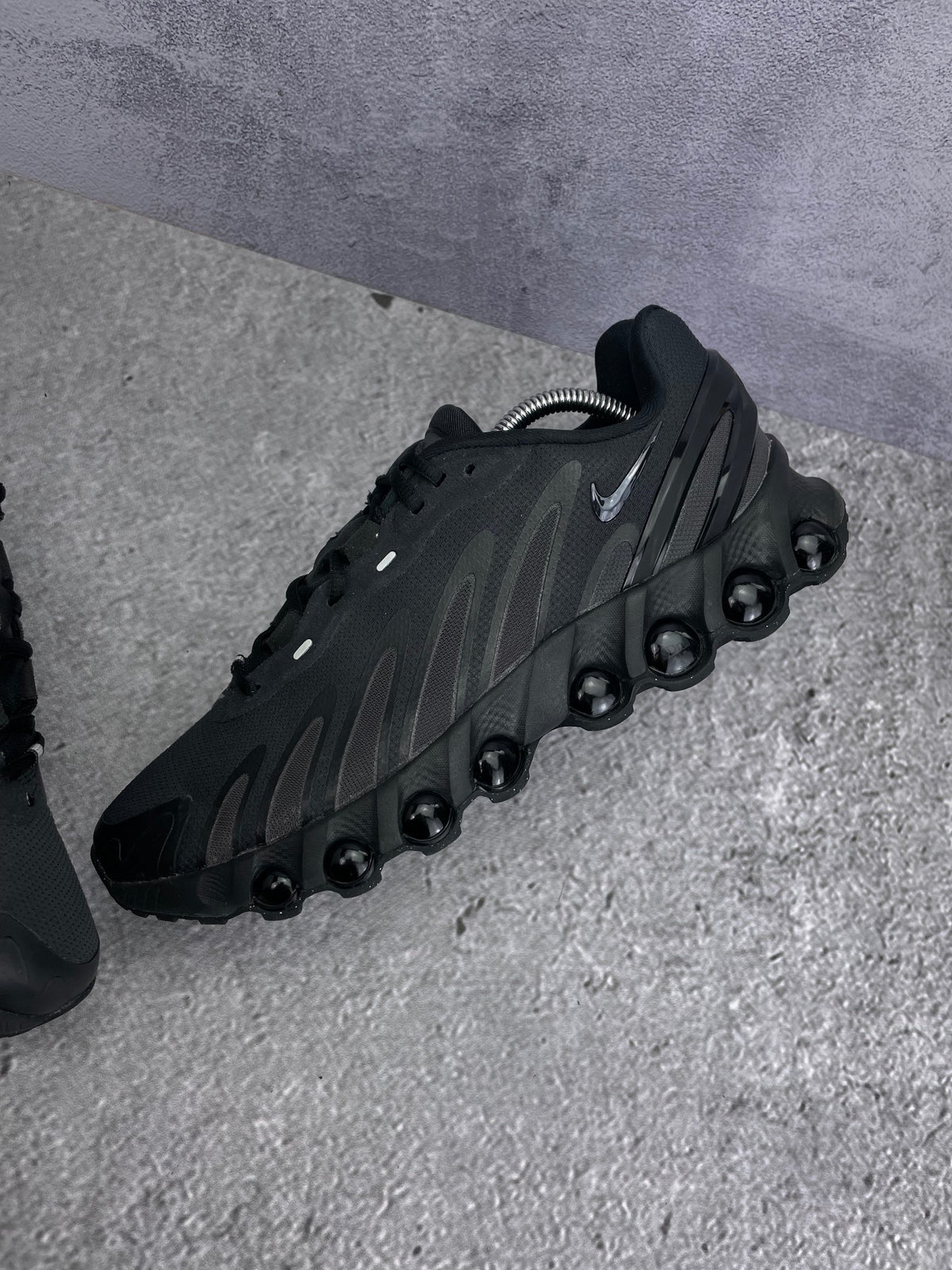 Nike Air Max Dn8 — buty sportowe męskie w bardzo dobrym stanie rozmiar 43, widok z góry na wewnętrzną stronę butów
