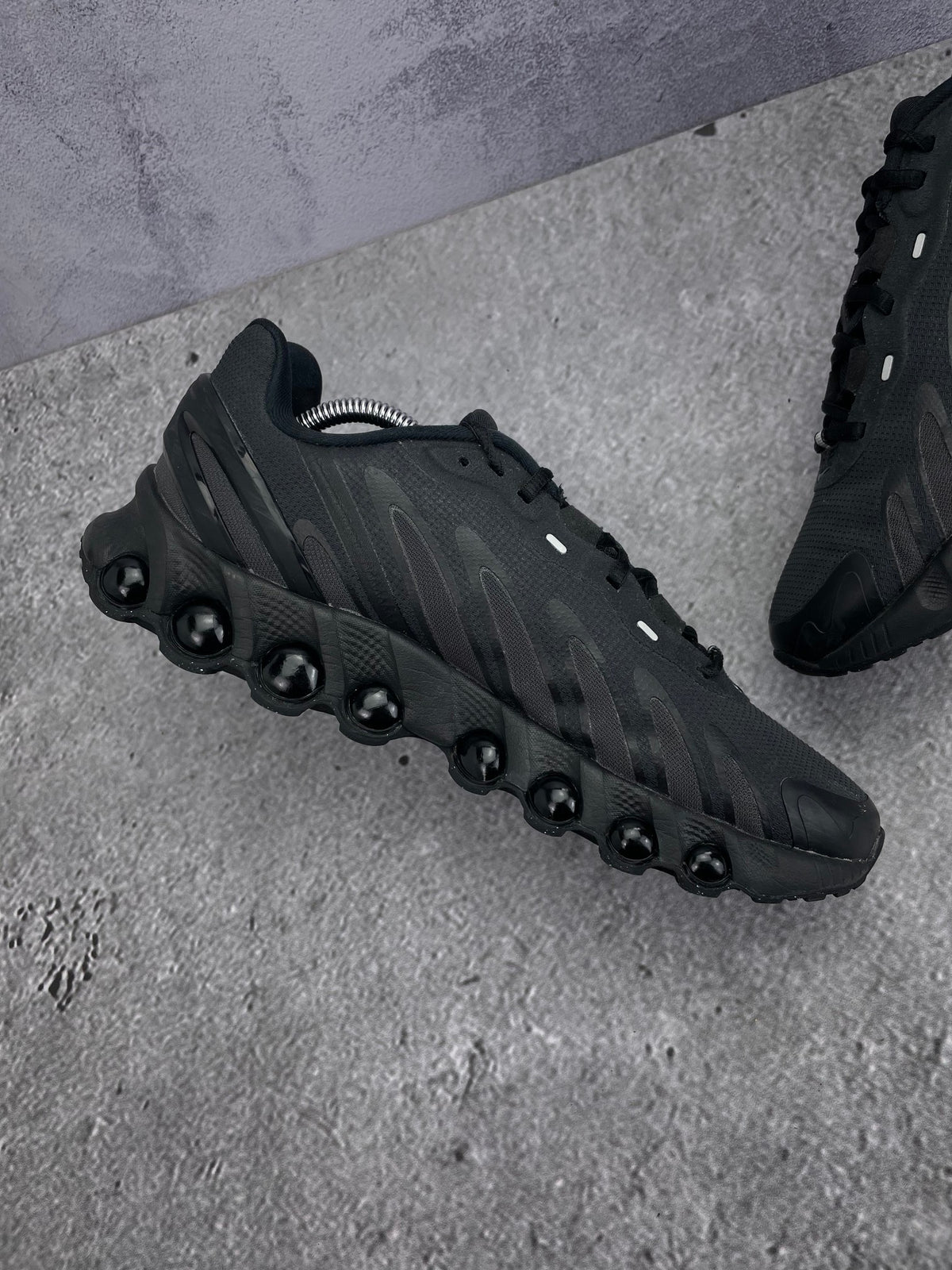 Nike Air Max Dn8 — buty sportowe męskie w bardzo dobrym stanie rozmiar 43, wewnętrzny panel lewego buta