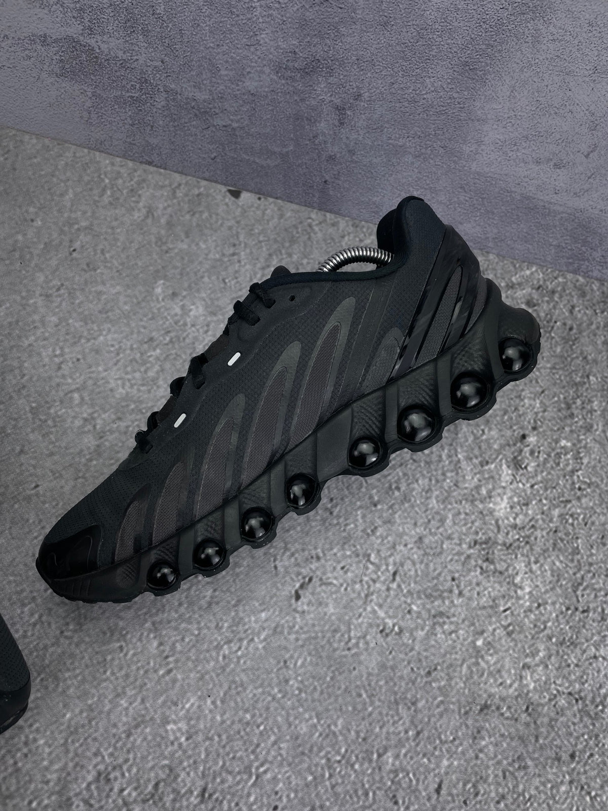 Nike Air Max Dn8 — buty sportowe męskie w bardzo dobrym stanie rozmiar 43, wewnętrzny panel prawego buta