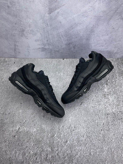 Nike Air Max 95 Essential Triple Black — buty sportowe męskie w bardzo dobrym stanie rozmiar 46, zewnętrzny panel prawego buta