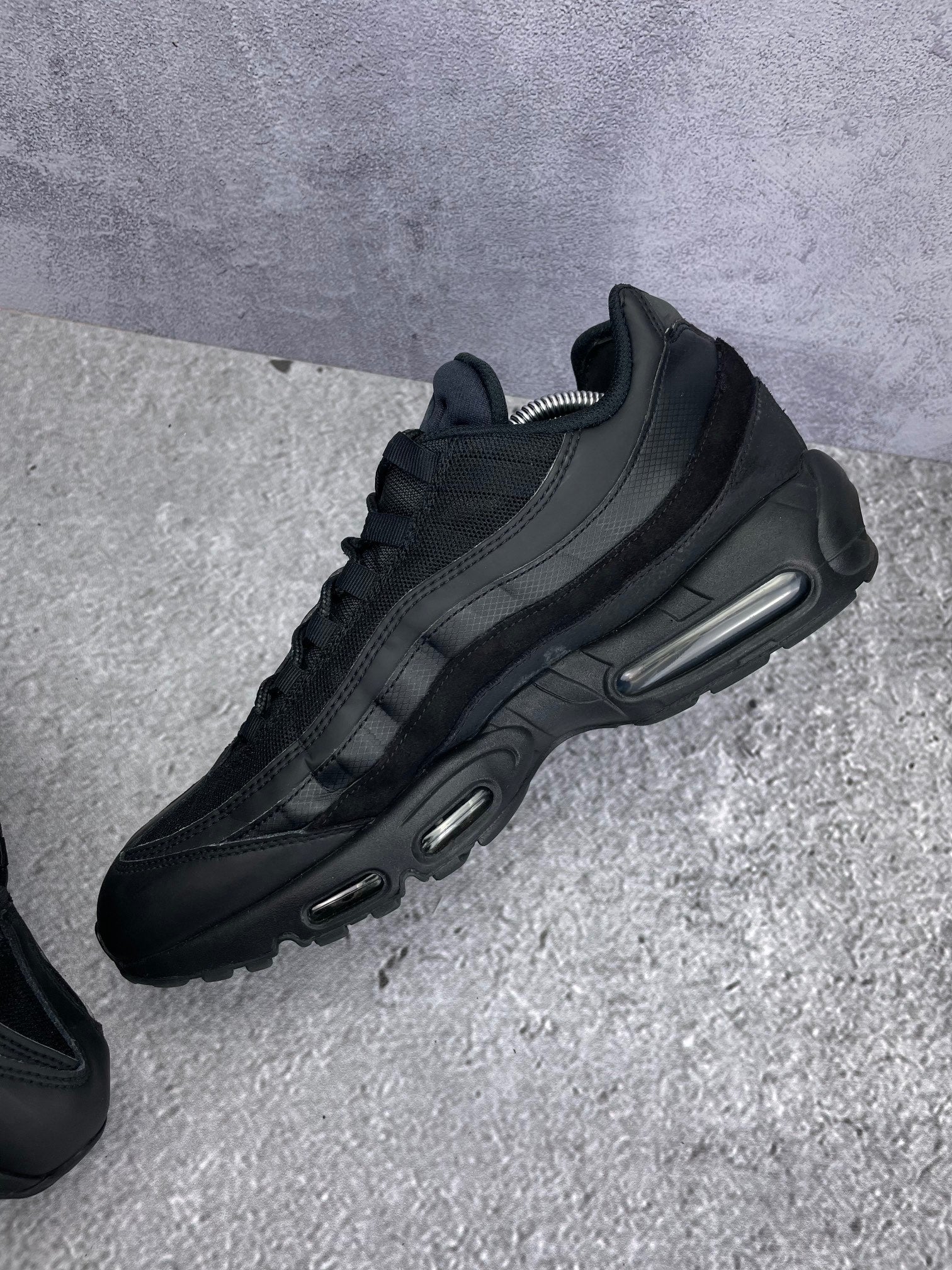 Nike Air Max 95 Essential Triple Black — buty sportowe męskie w bardzo dobrym stanie rozmiar 46, wewnętrzny panel prawego buta