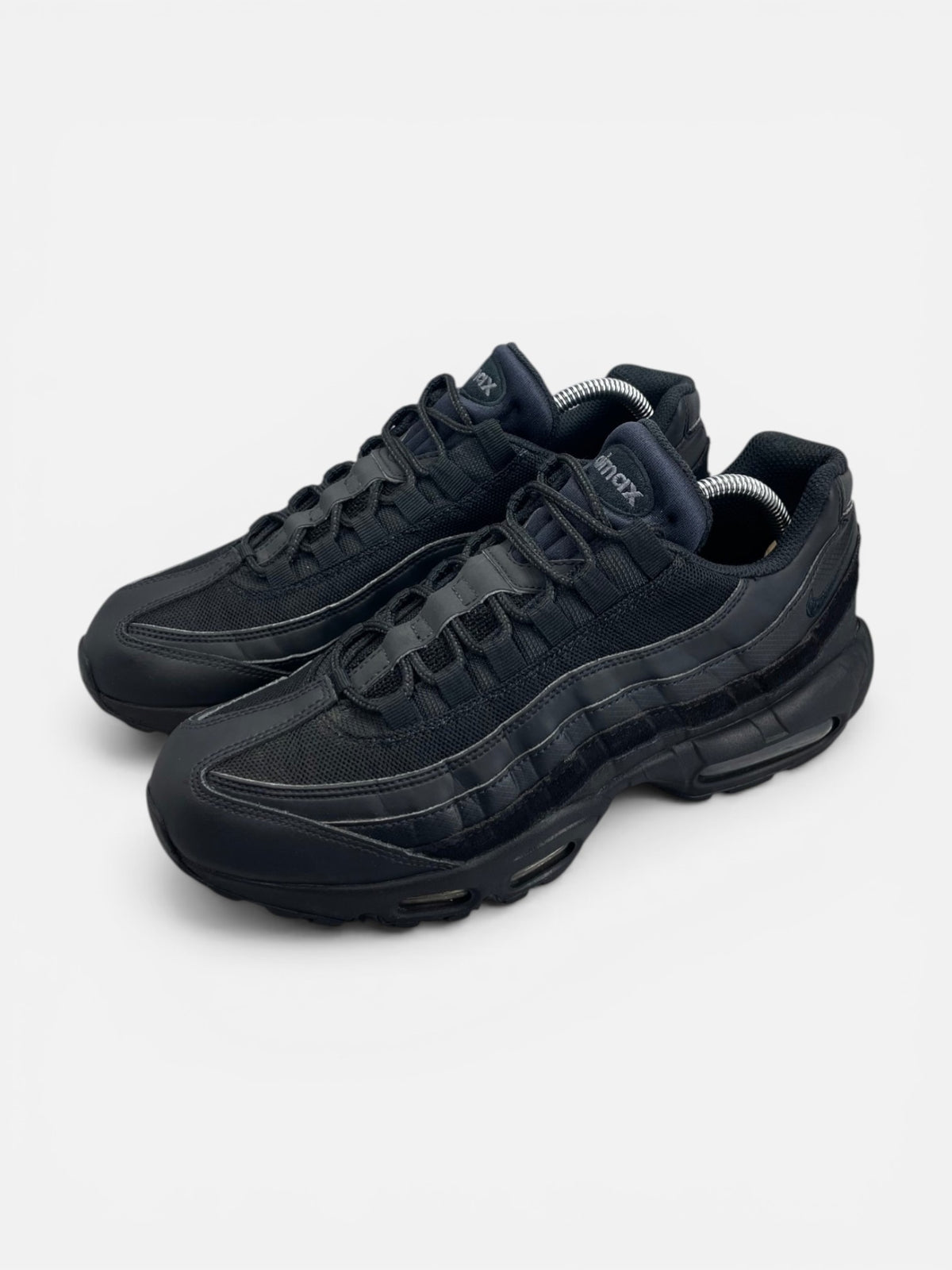 Nike Air Max 95 Essential Triple Black — buty sportowe męskie w bardzo dobrym stanie rozmiar 42.5, widok z boku