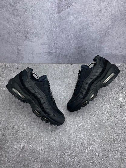 Nike Air Max 95 Essential Triple Black — buty sportowe męskie w bardzo dobrym stanie rozmiar 42.5, widok z góry na zewnętrzną stronę butów