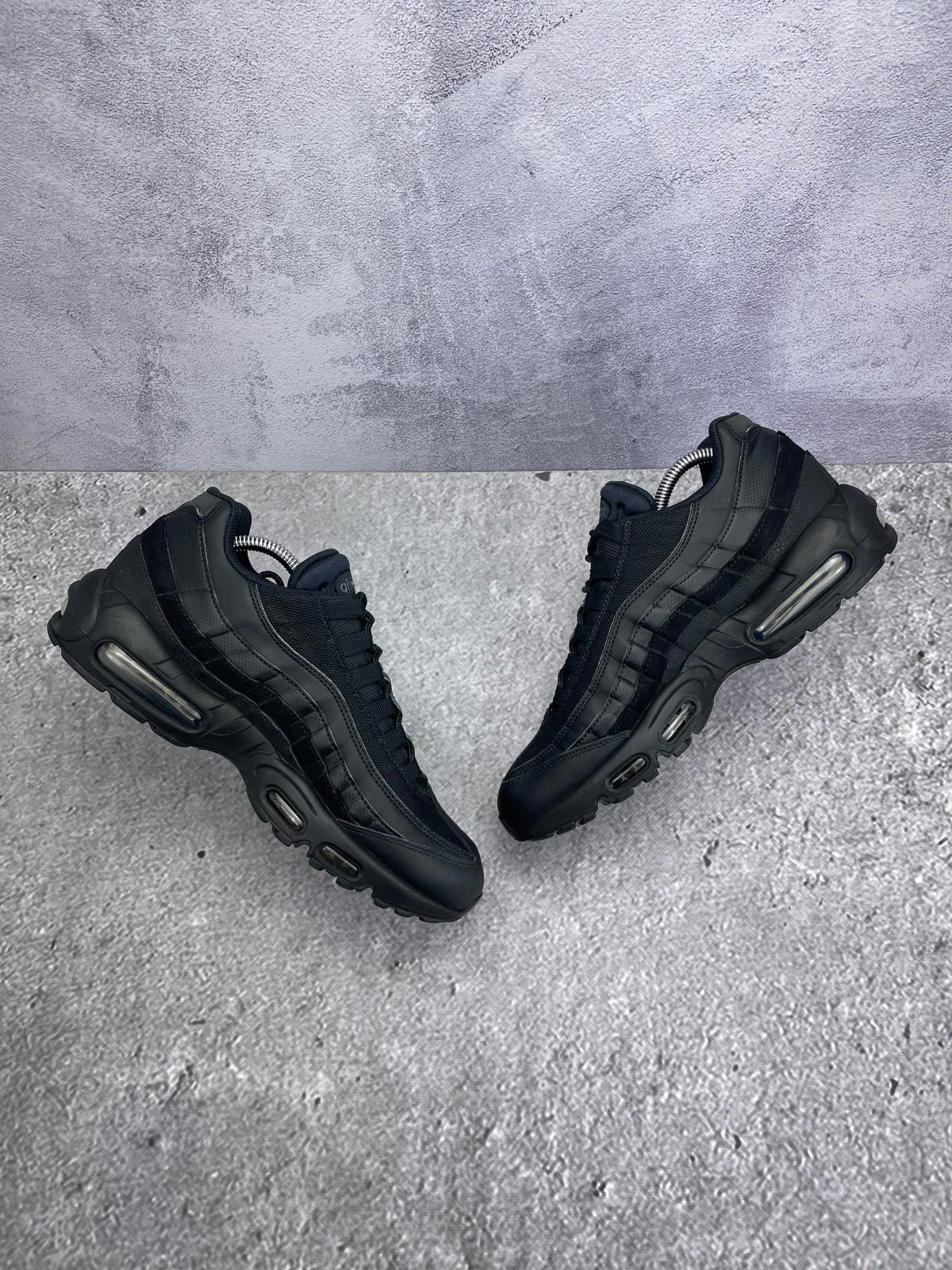 Nike Air Max 95 Essential Triple Black — buty sportowe męskie w bardzo dobrym stanie rozmiar 42.5, zewnętrzny panel prawego buta