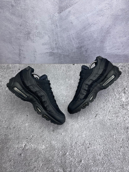 Nike Air Max 95 Essential Triple Black — buty sportowe męskie w bardzo dobrym stanie rozmiar 42.5, zewnętrzny panel prawego buta