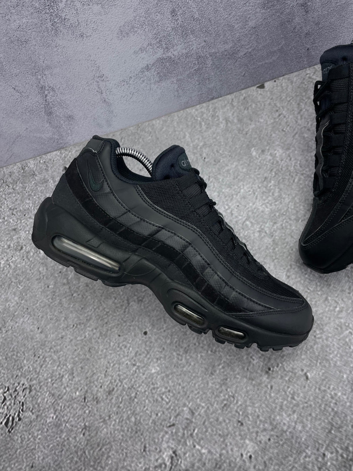 Nike Air Max 95 Essential Triple Black — buty sportowe męskie w bardzo dobrym stanie rozmiar 42.5, zewnętrzny panel lewego buta
