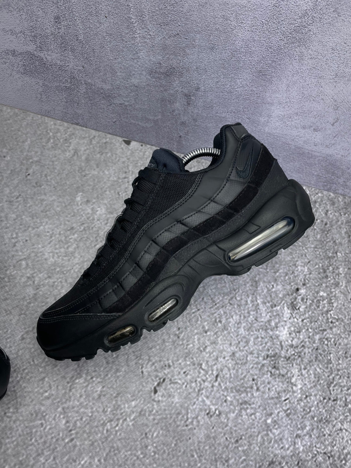 Nike Air Max 95 Essential Triple Black — buty sportowe męskie w bardzo dobrym stanie rozmiar 42.5, widok z góry na wewnętrzną stronę butów