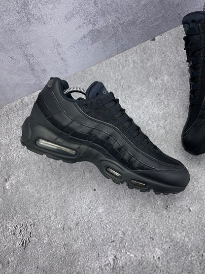 Nike Air Max 95 Essential Triple Black — buty sportowe męskie w bardzo dobrym stanie rozmiar 42.5, wewnętrzny panel lewego buta