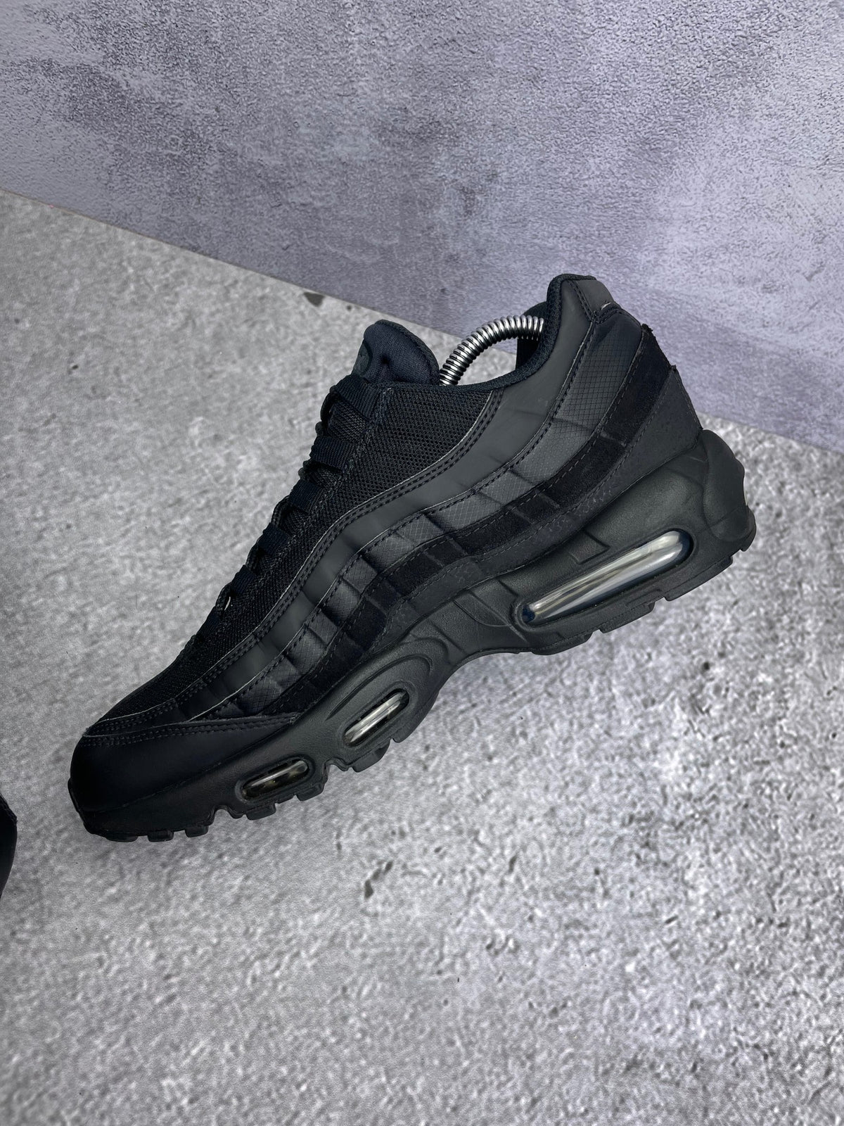 Nike Air Max 95 Essential Triple Black — buty sportowe męskie w bardzo dobrym stanie rozmiar 42.5, wewnętrzny panel prawego buta