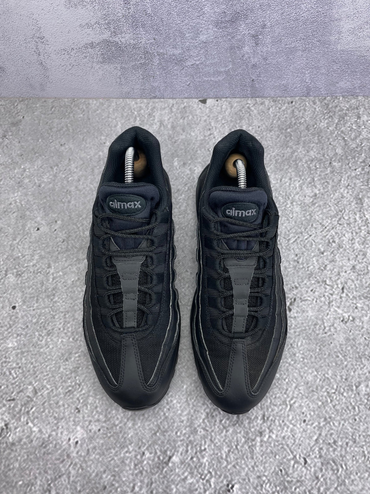 Nike Air Max 95 Essential Triple Black — buty sportowe męskie w bardzo dobrym stanie rozmiar 42.5, widok z góry