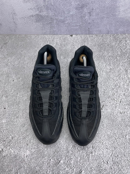 Nike Air Max 95 Essential Triple Black — buty sportowe męskie w bardzo dobrym stanie rozmiar 42.5, widok z góry