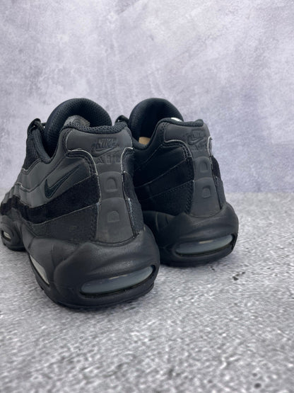 Nike Air Max 95 Essential Triple Black — buty sportowe męskie w bardzo dobrym stanie rozmiar 42.5, widok z tyłu