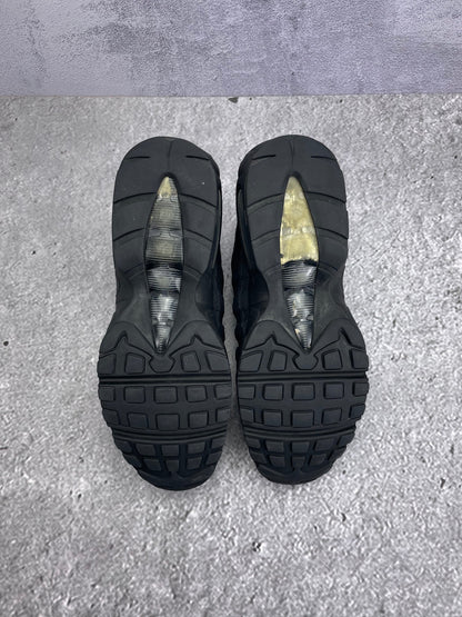 Nike Air Max 95 Essential Triple Black — buty sportowe męskie w bardzo dobrym stanie rozmiar 42.5, podeszwa