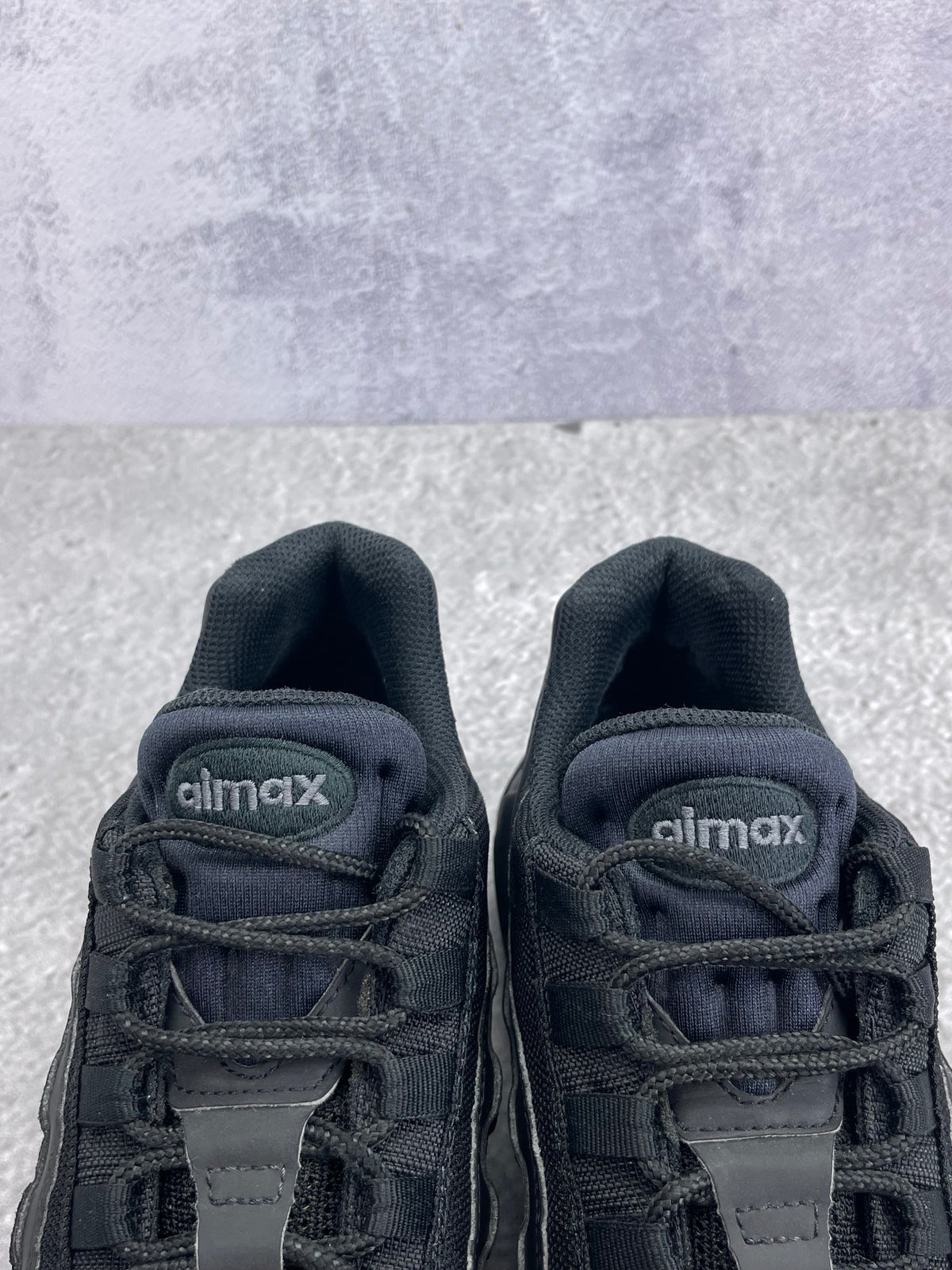 Nike Air Max 95 Essential Triple Black — buty sportowe męskie w bardzo dobrym stanie rozmiar 42.5, zapiętki butów
