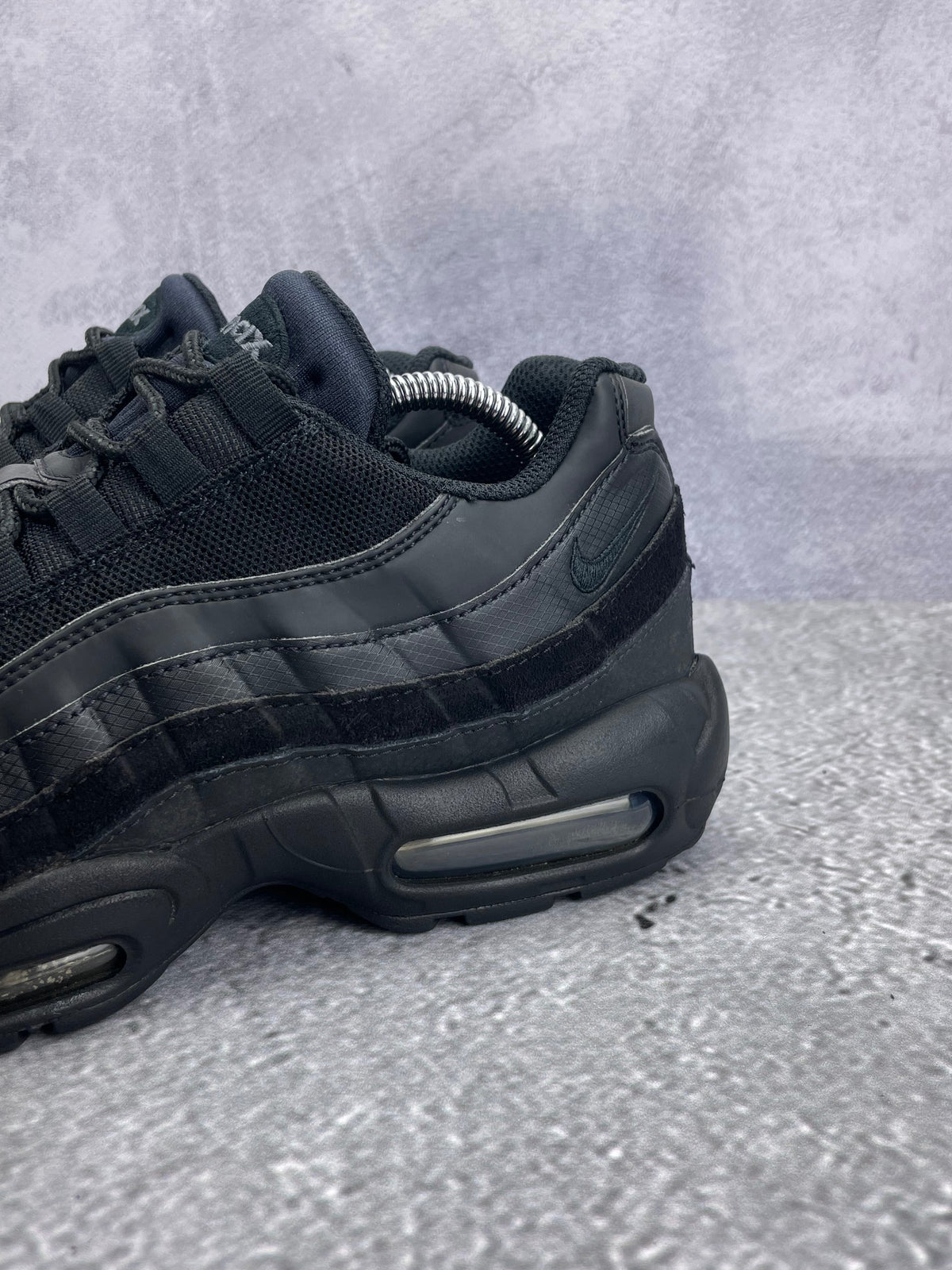 Nike Air Max 95 Essential Triple Black — buty sportowe męskie w bardzo dobrym stanie rozmiar 42.5, opcjonalne zdjęcie 1
