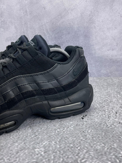 Nike Air Max 95 Essential Triple Black — buty sportowe męskie w bardzo dobrym stanie rozmiar 42.5, opcjonalne zdjęcie 1