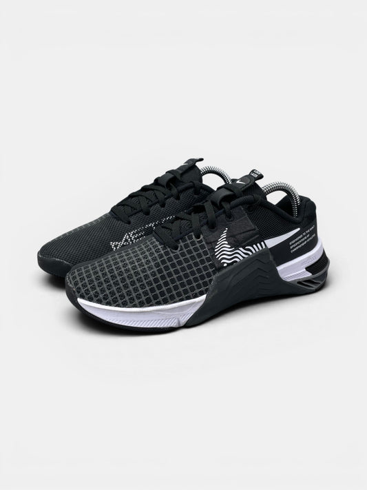 Nike Metcon 8 Black Dark Smoke Grey — buty sportowe damskie w bardzo dobrym stanie rozmiar 36.5, widok z boku