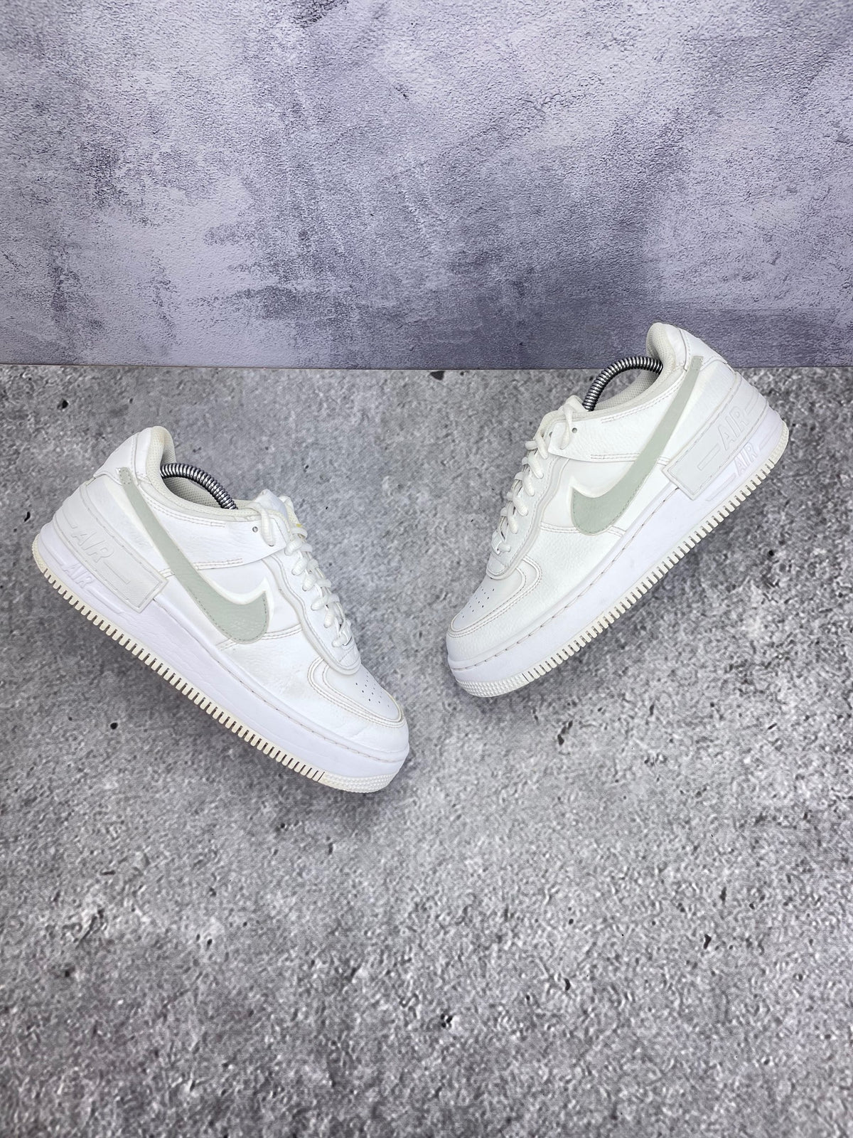 Nike Air Force 1 Shadow Triple White — buty sportowe męskie w bardzo dobrym stanie rozmiar 40, widok z góry na zewnętrzną stronę butów