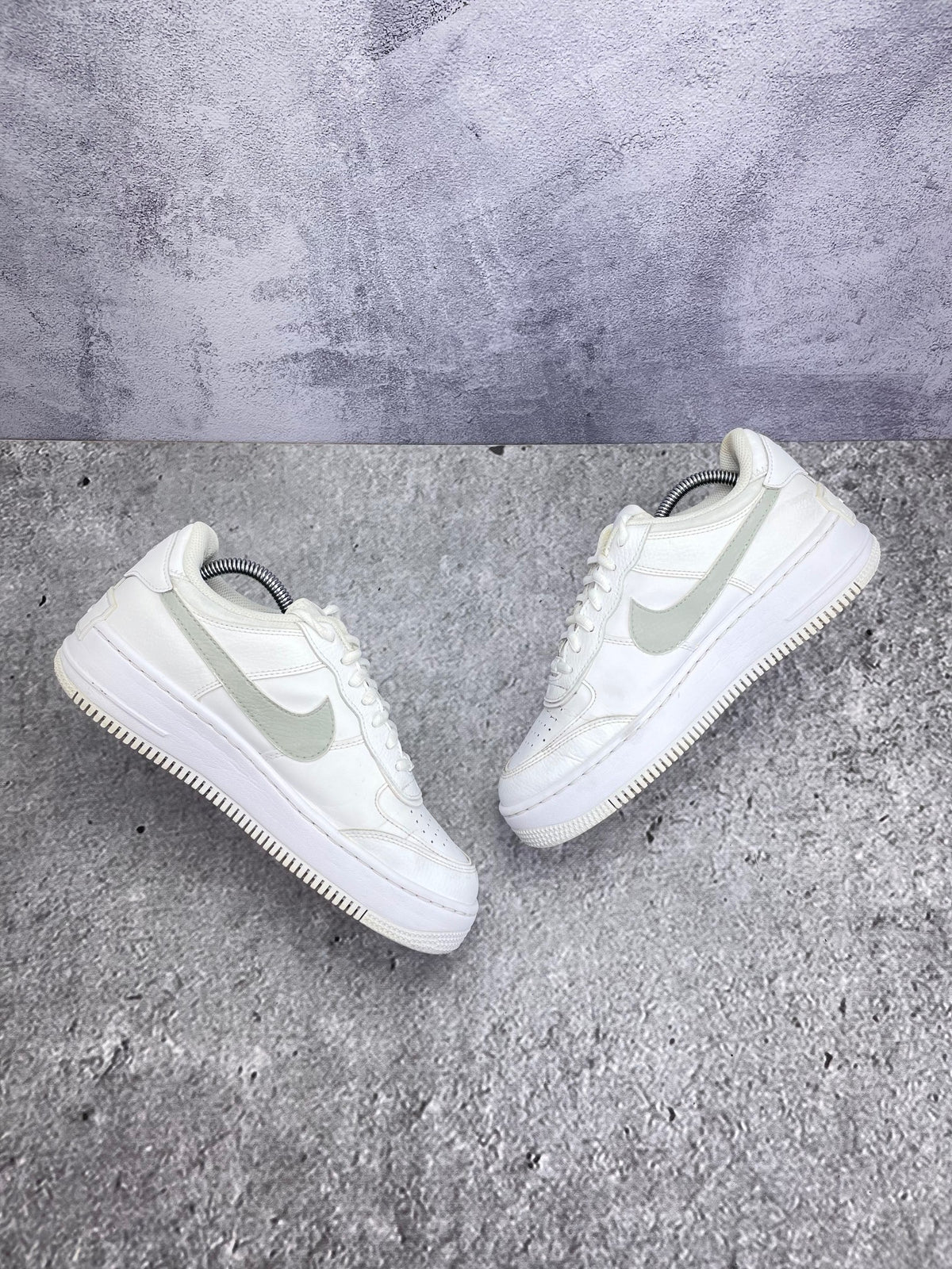 Nike Air Force 1 Shadow Triple White — buty sportowe męskie w bardzo dobrym stanie rozmiar 40, zewnętrzny panel prawego buta