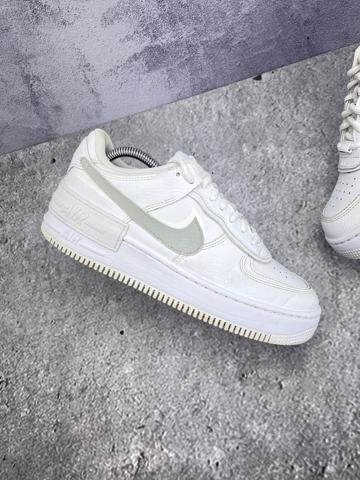 Nike Air Force 1 Shadow Triple White — buty sportowe męskie w bardzo dobrym stanie rozmiar 40, zewnętrzny panel lewego buta