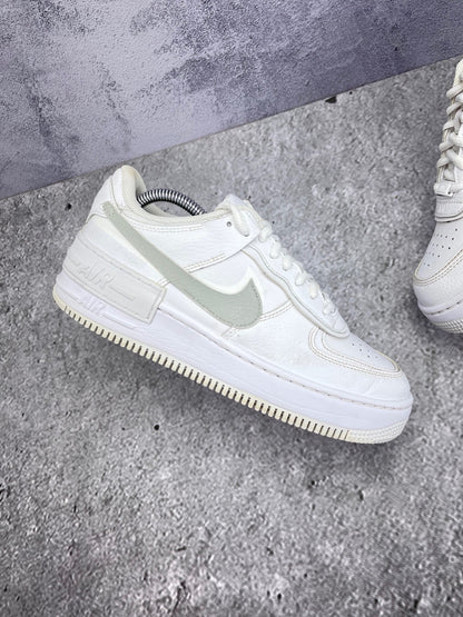Nike Air Force 1 Shadow Triple White — buty sportowe męskie w bardzo dobrym stanie rozmiar 40, zewnętrzny panel lewego buta