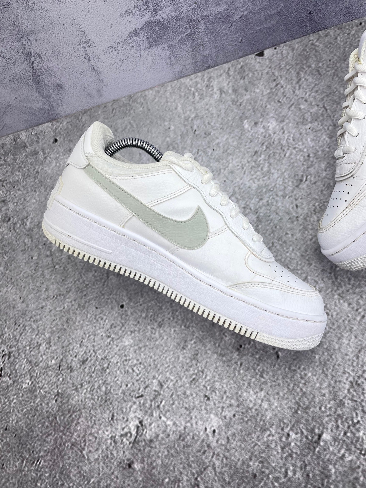 Nike Air Force 1 Shadow Triple White — buty sportowe męskie w bardzo dobrym stanie rozmiar 40, wewnętrzny panel lewego buta