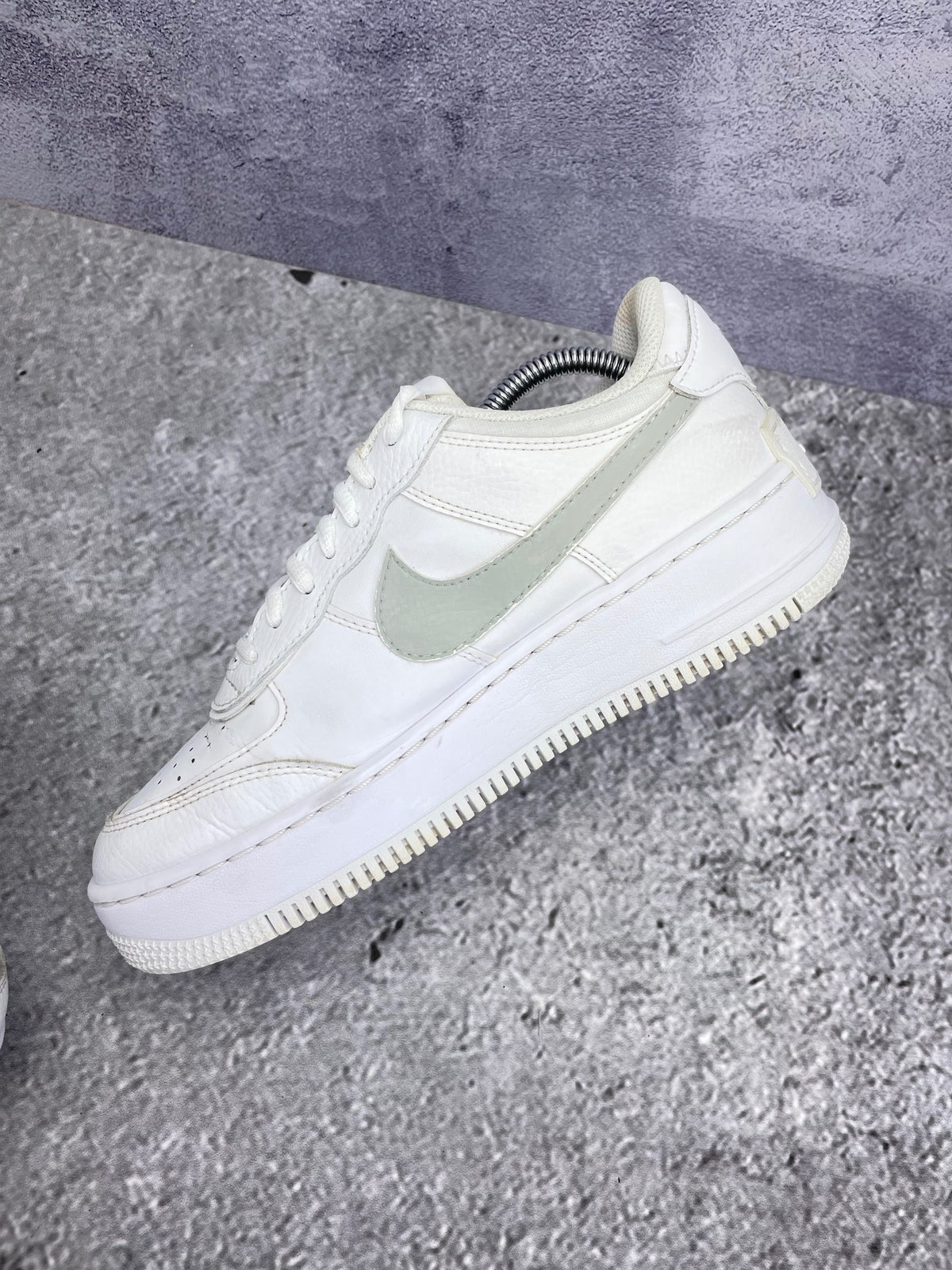 Nike Air Force 1 Shadow Triple White — buty sportowe męskie w bardzo dobrym stanie rozmiar 40, wewnętrzny panel prawego buta