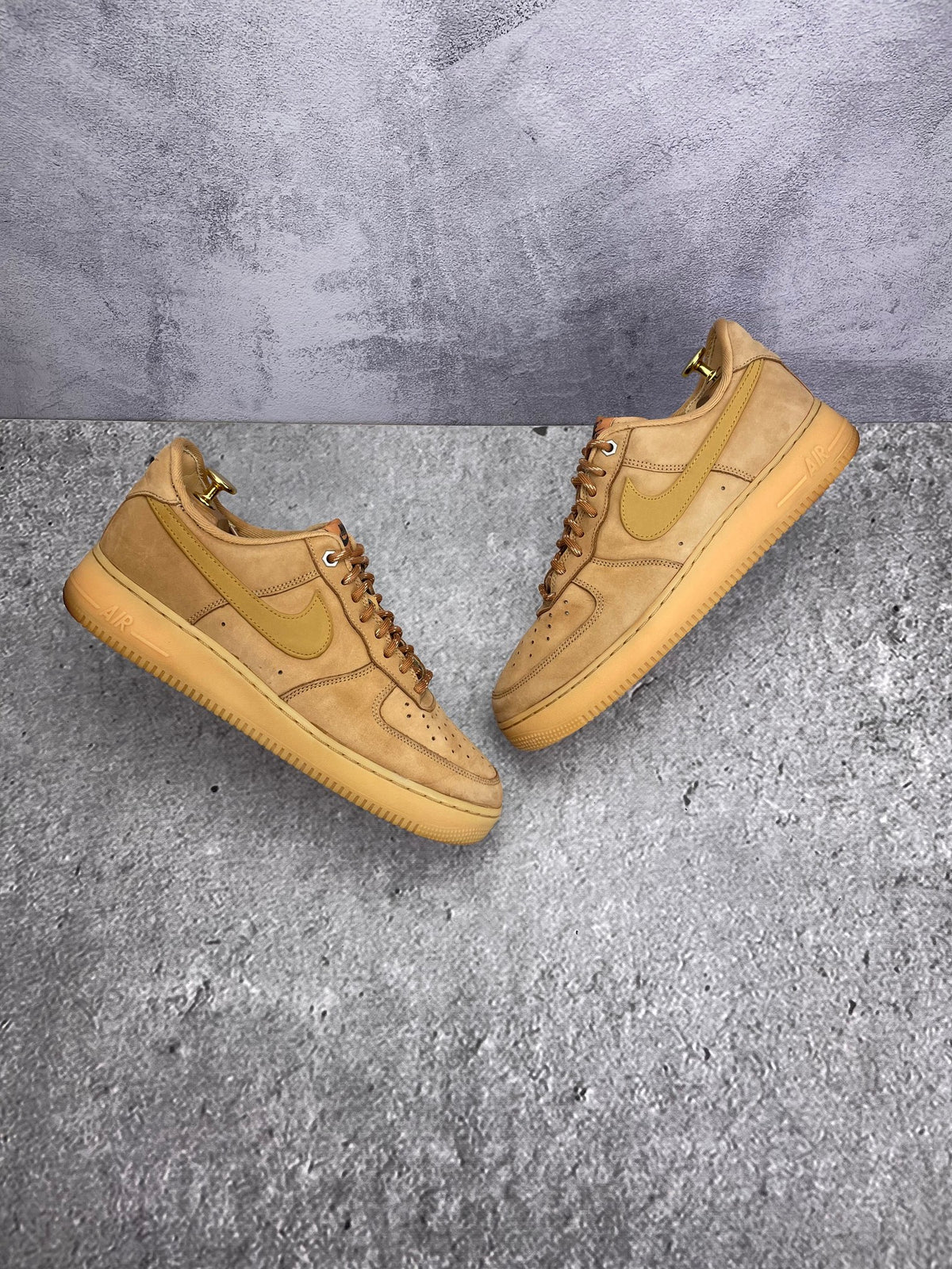 Nike Air Force 1 '07 WB Flax — buty sportowe męskie w bardzo dobrym stanie rozmiar 44, widok z góry na zewnętrzną stronę butów