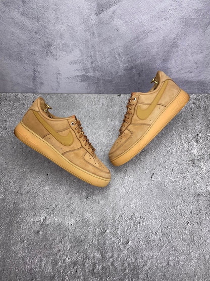 Nike Air Force 1 '07 WB Flax — buty sportowe męskie w bardzo dobrym stanie rozmiar 44, widok z góry na zewnętrzną stronę butów