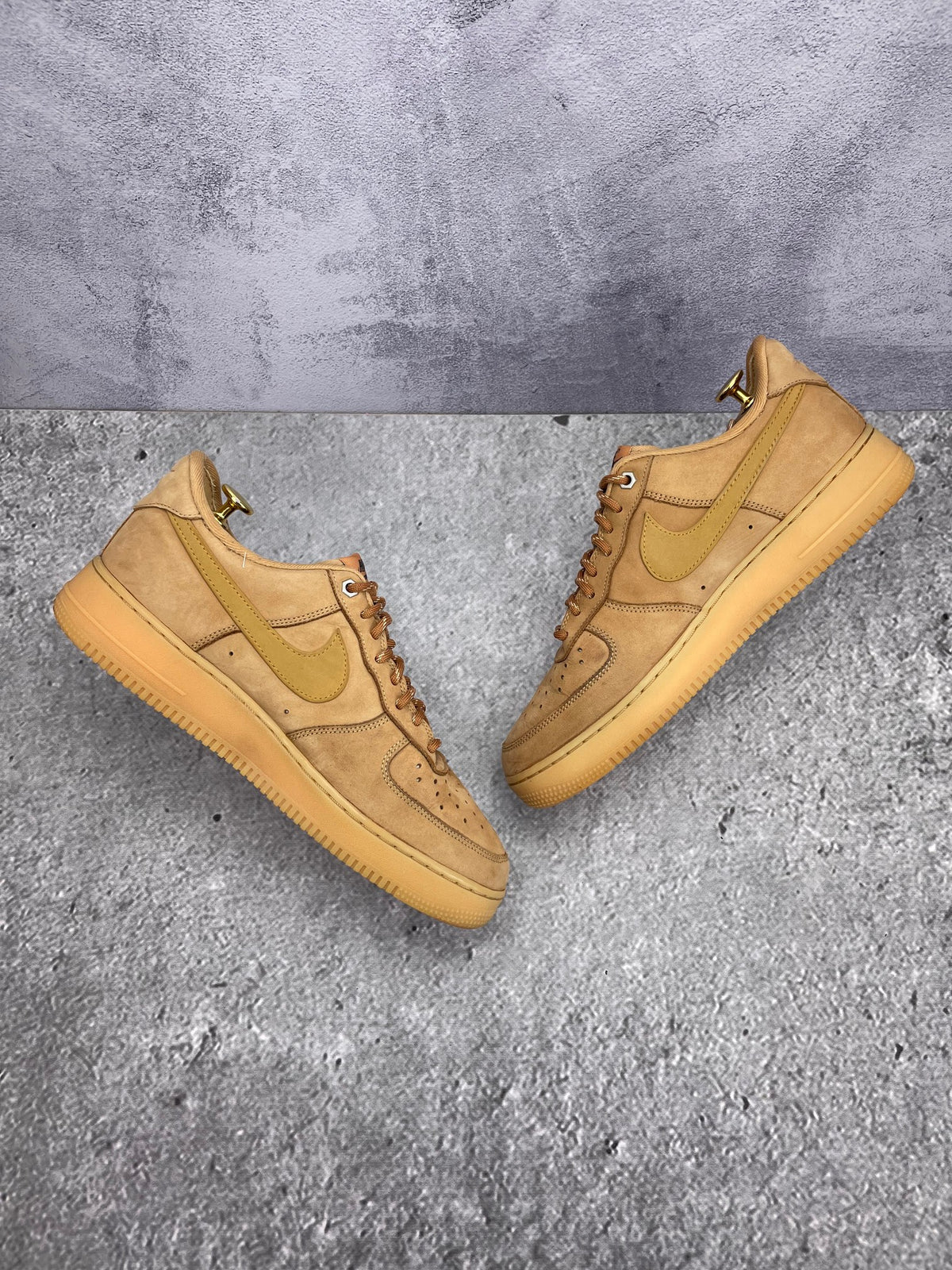 Nike Air Force 1 '07 WB Flax — buty sportowe męskie w bardzo dobrym stanie rozmiar 44, zewnętrzny panel prawego buta